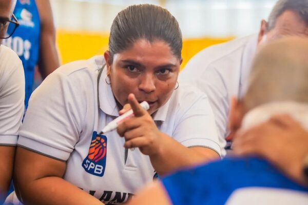 Luz Marina en su primer partido como coach