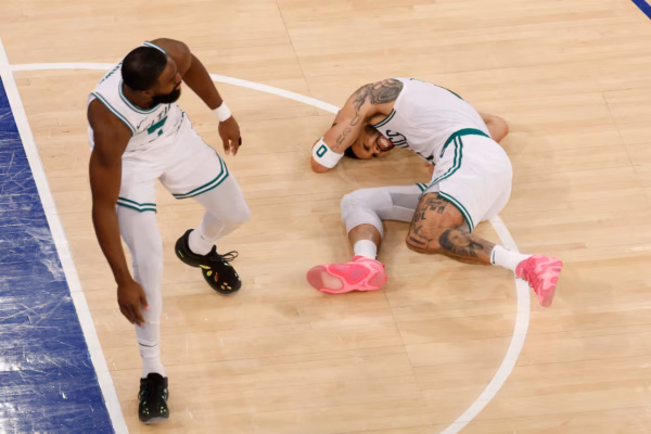 Jayson Tatum sufre lesión de pie y abandona el cuarto juego vs los Knicks